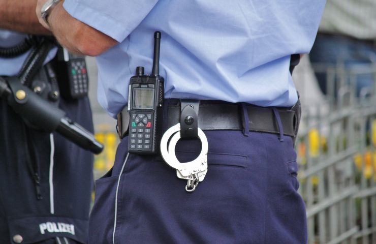 Un agente di polizia al lavoro