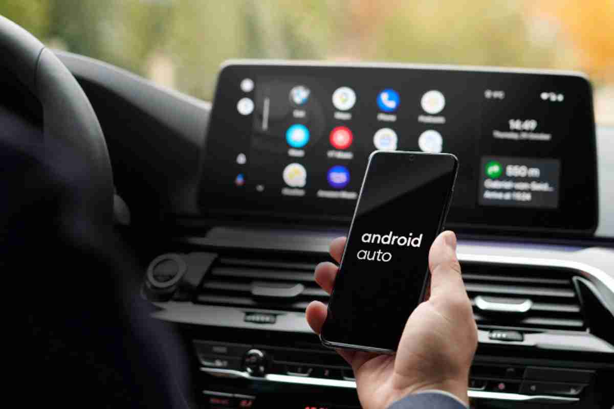 Una persona che usa un cellulare alla guida