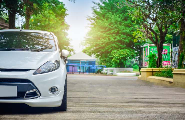 Un'auto parcheggiata in strada