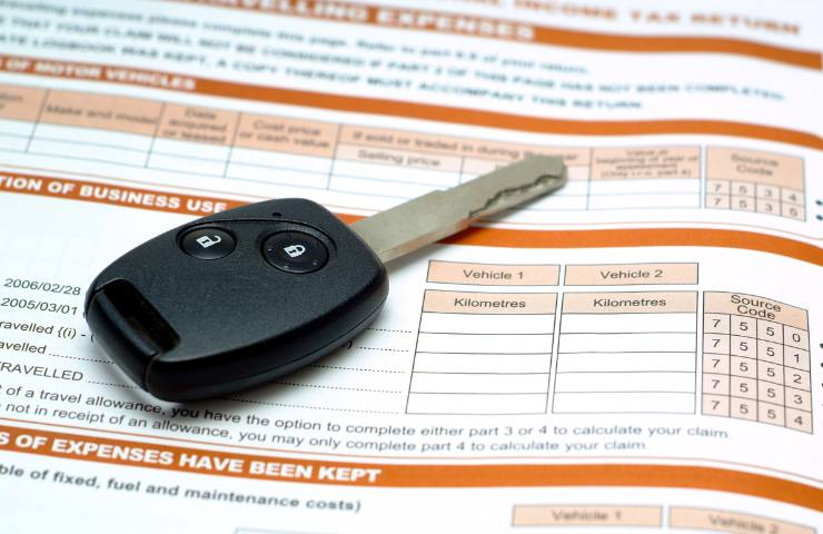 La chiave di un'auto su dei documenti