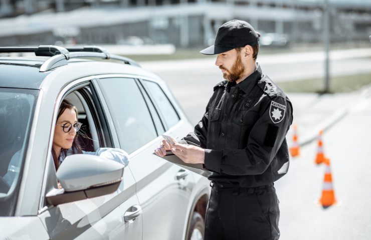 Un poliziotto che multa una donna