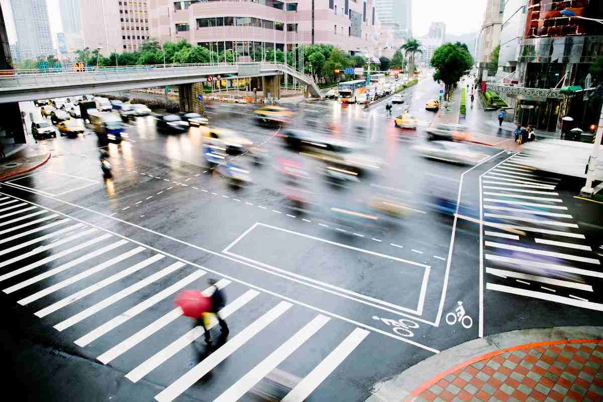 Città traffica nell'ora di punta