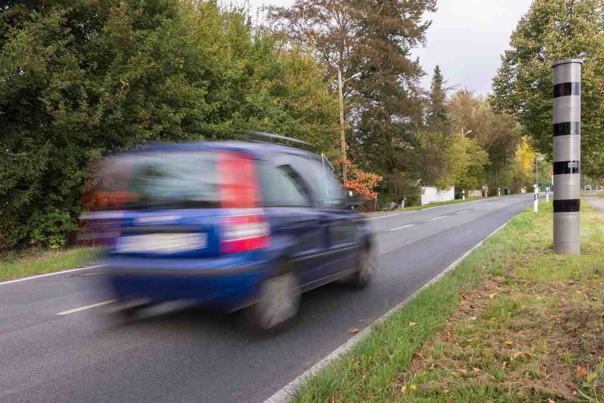 Colonnina dell'autovelox sul ciglio della strada