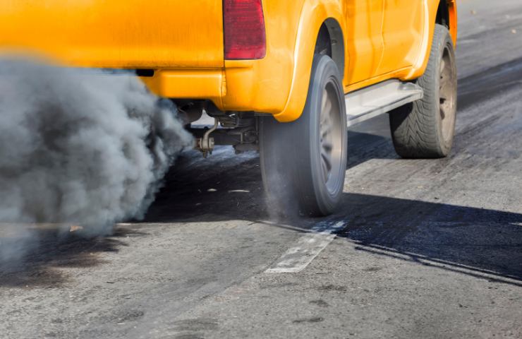 Un'auto che emette un grosso quantitativo di CO2