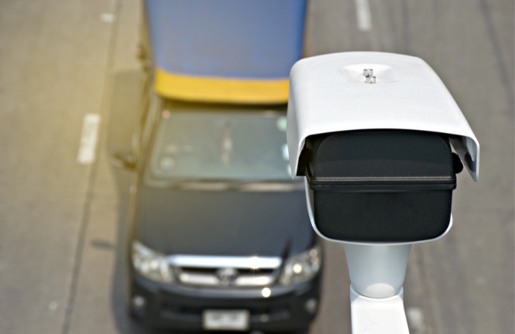 Veicoli che passano sotto ad un autovelox