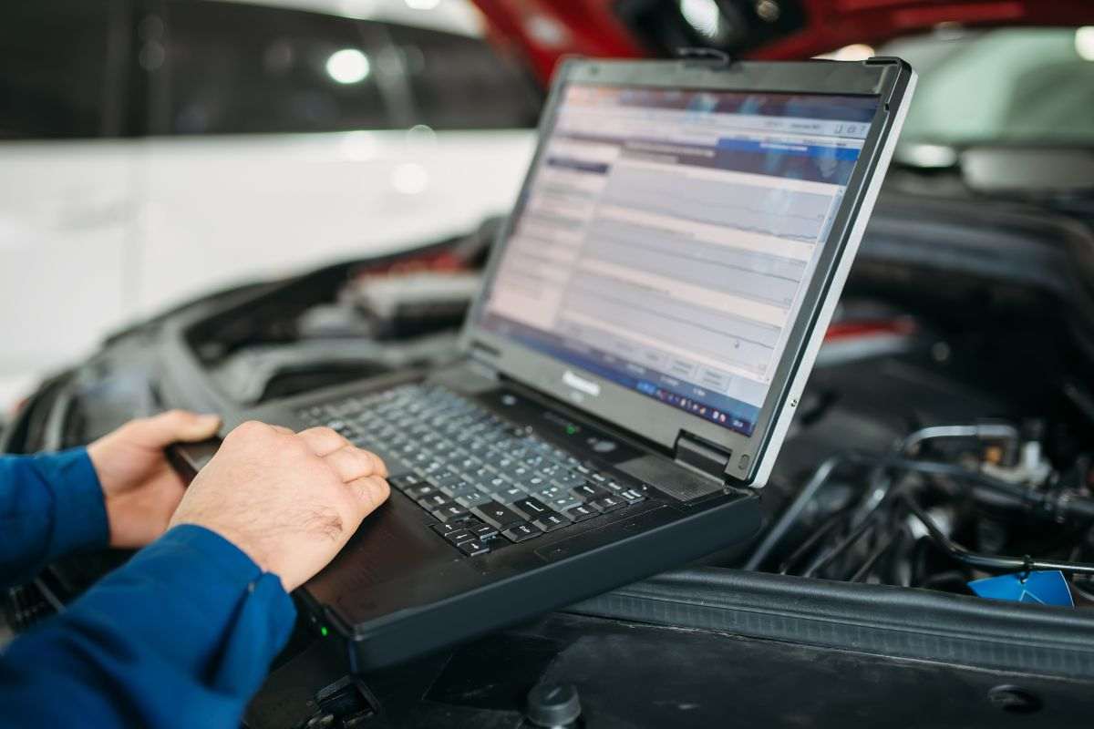 Controllo di un'automobile in officina