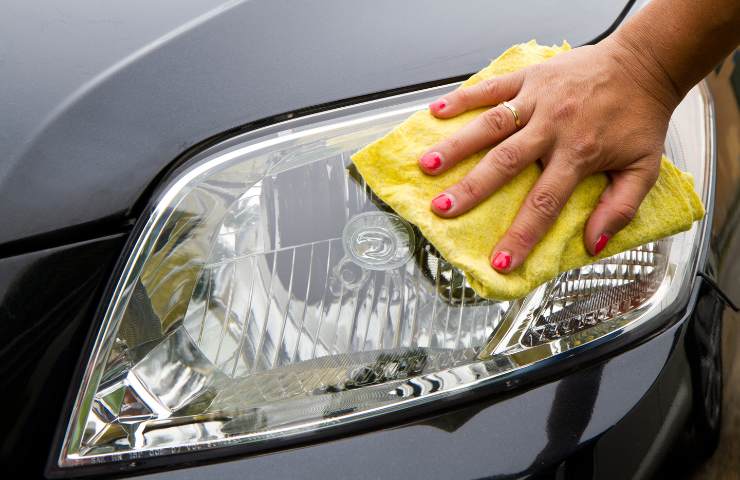 Il fanale di un'auto