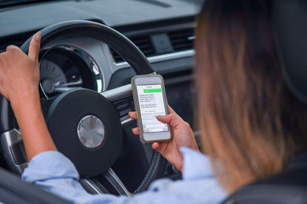 Donna messaggia mentre è al volante