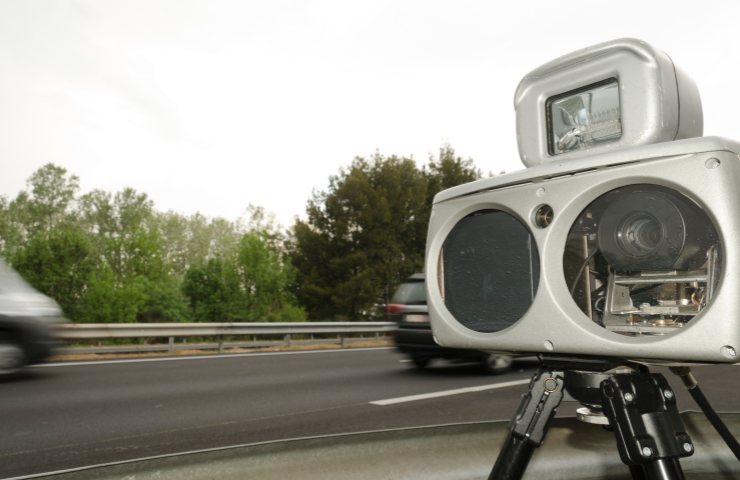 Un autovelox mobile installato provvisoriamente in strada
