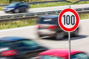 Un limite di velocità a 100 km/h