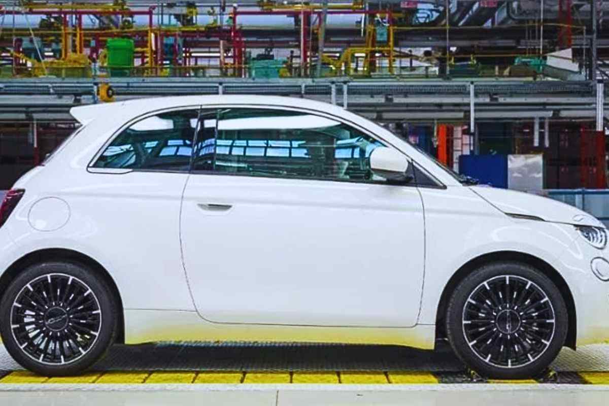 Fiat 500 nello stabilimento di Stellantis