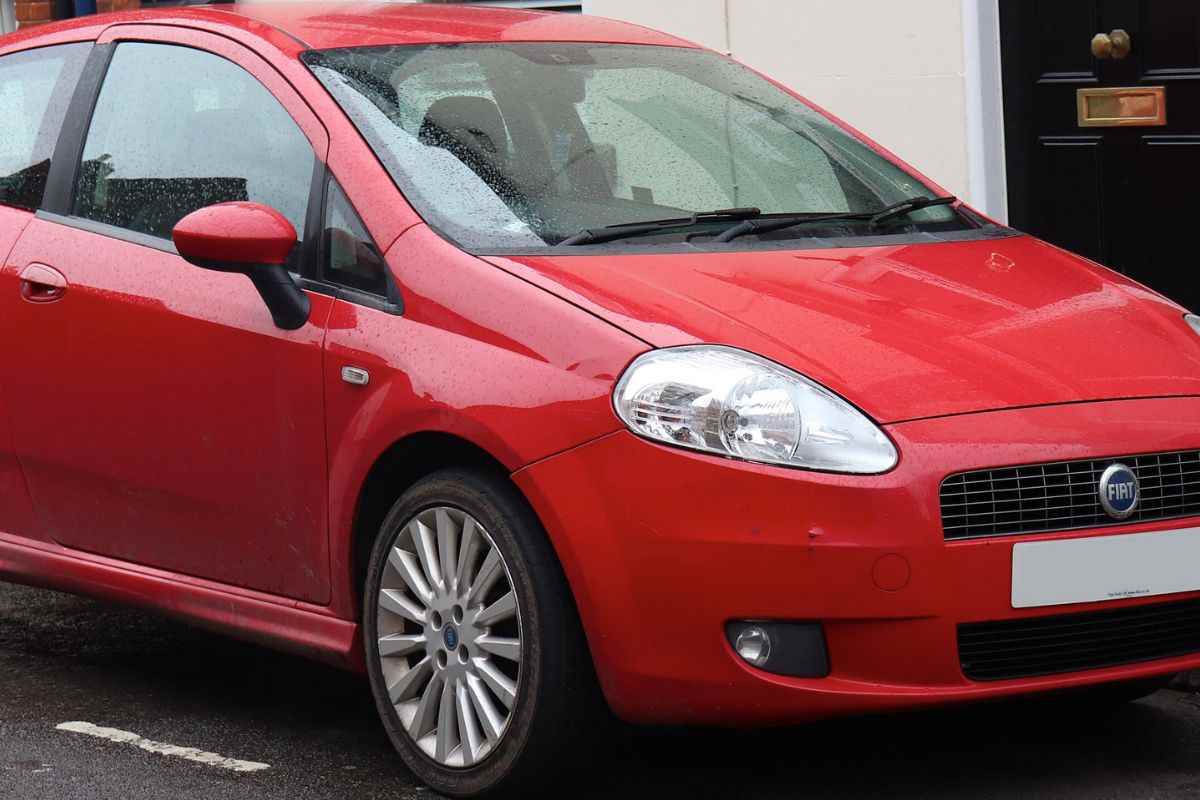 Fiat Grande Punto di colore rosso