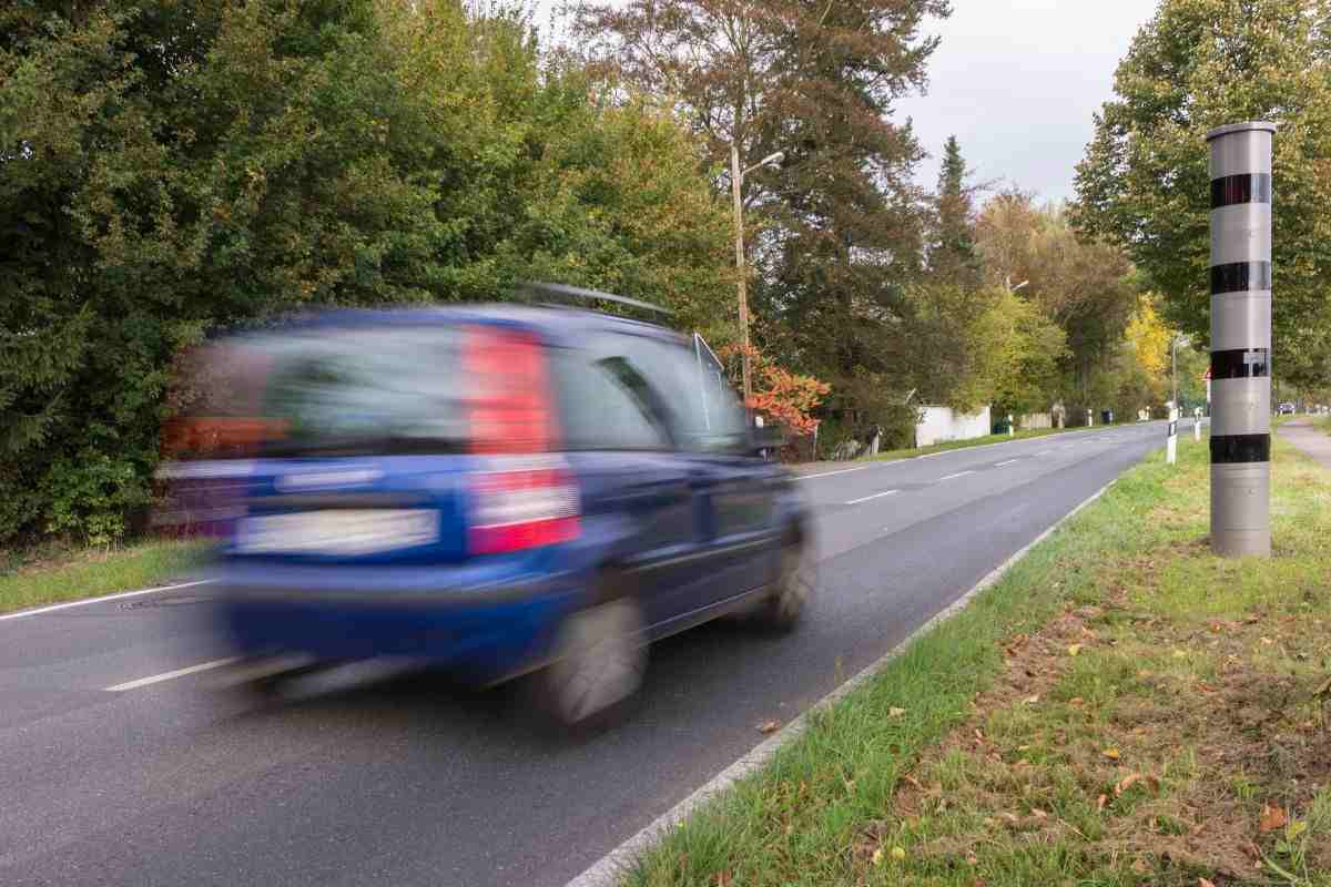 Fiat Panda passa davanti a una colonnina della velocità