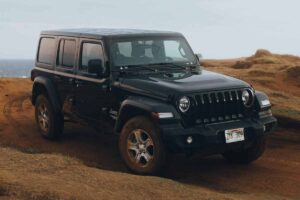 Una Jeep in un terreno selvaggio