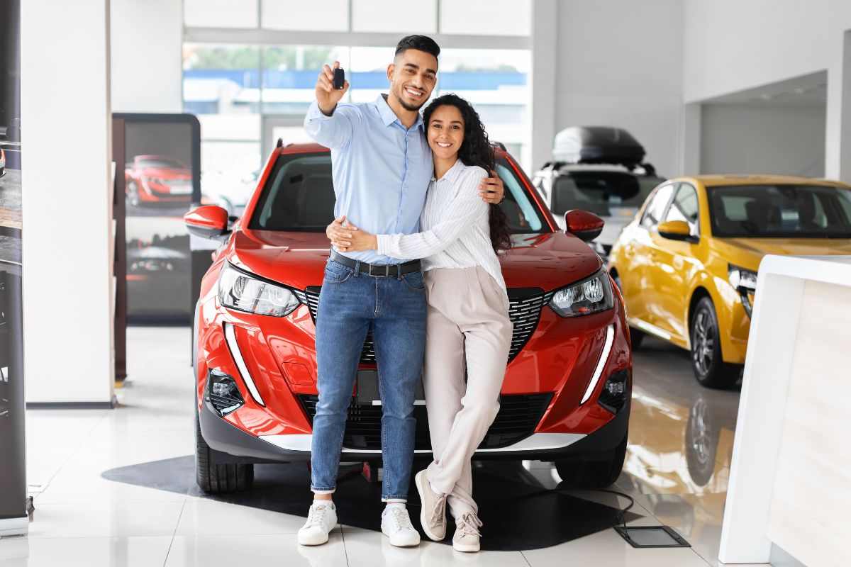 Giovane coppia acquista una nuova auto