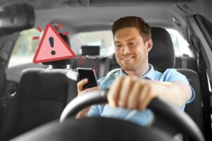Guidare con il telefonino in mano