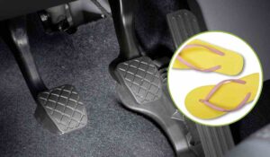 I pedali di un'auto e degli infradito
