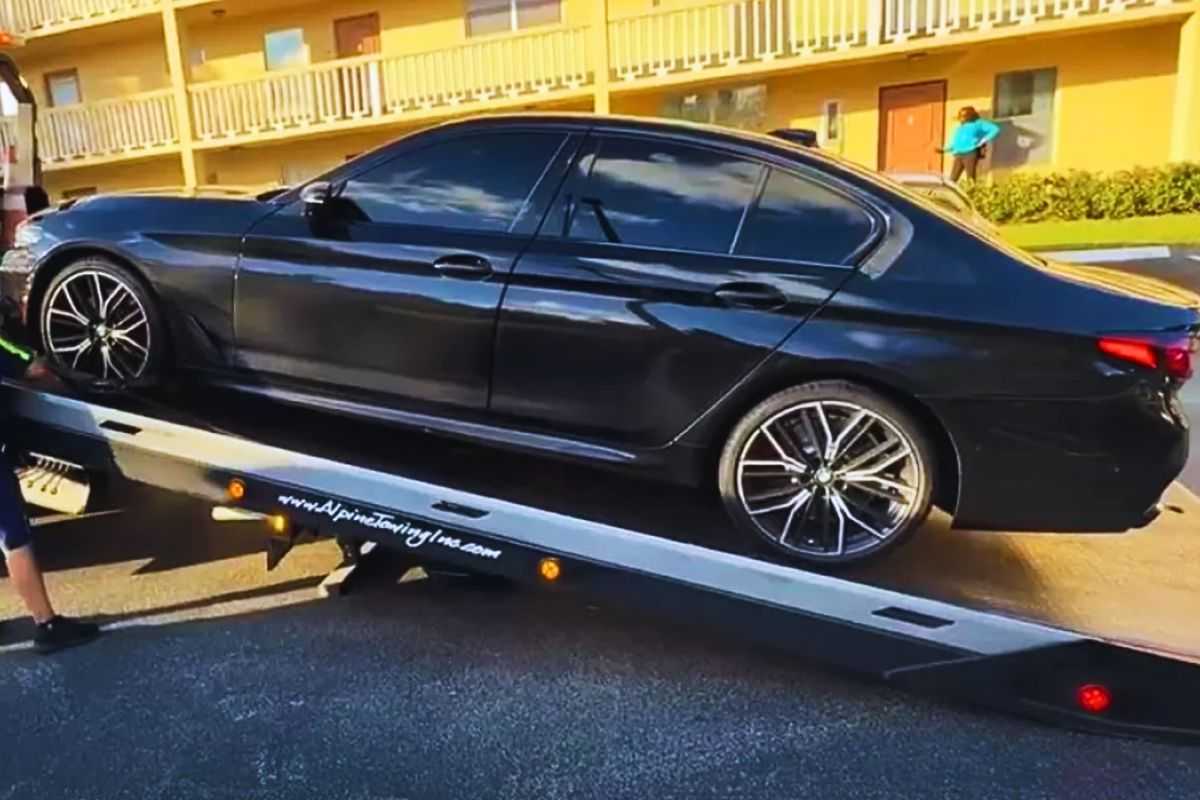 La BMW caricata e portata via