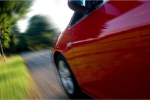 Un'auto che viaggia ad alta velocità