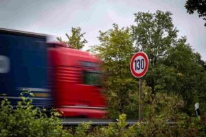 Un camion in un tratto di strada a velocità massima 130 km/h