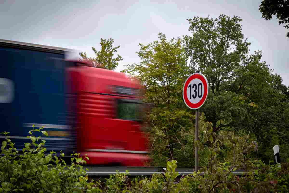 Un camion in un tratto di strada a velocità massima 130 km/h