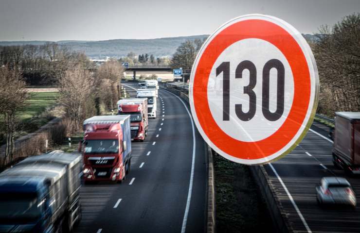 Una autostrada ed un limite di velocità a 130 km/h