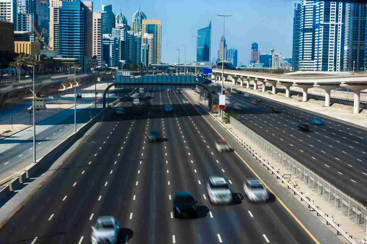 Una autostrada negli Emirati Arabi Uniti