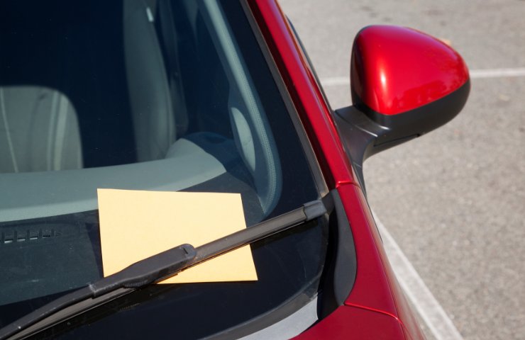 Un messaggio sul cruscotto di un'auto