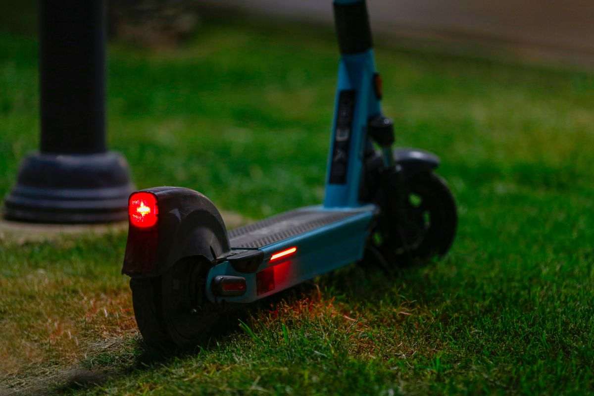 Monopattino elettrico parcheggiato sull'erba