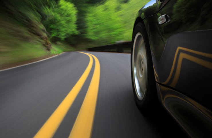 Un'auto che va ad alta velocità