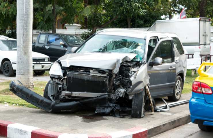 Un'auto incidentata in centro urbano