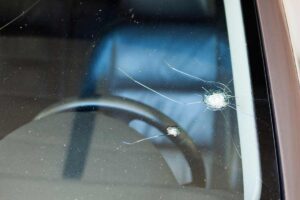 Un parabrezza di un'auto scheggiato