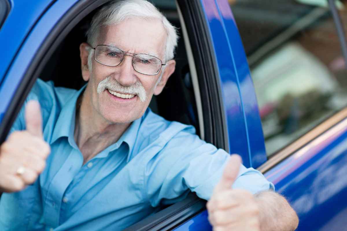 Un uomo anziano in auto