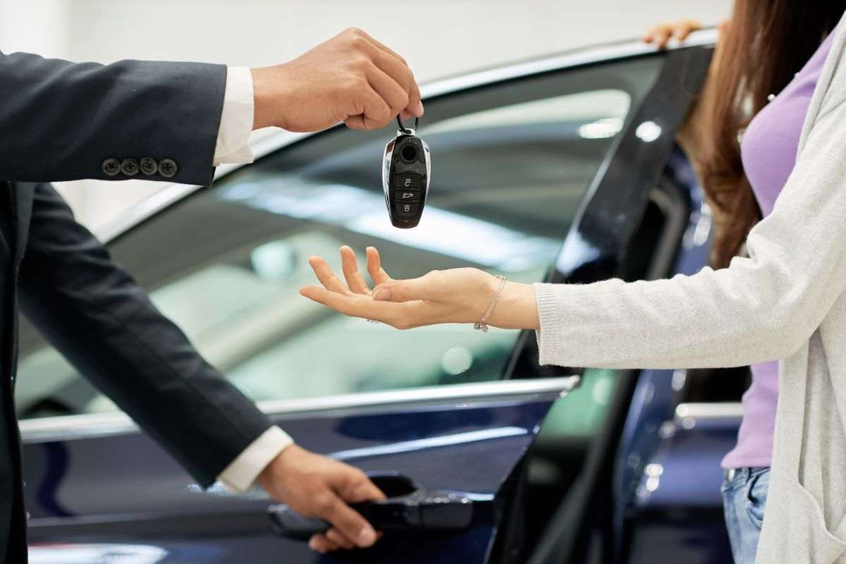 Passaggio di chiavi tra venditore e cliente