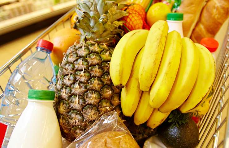 Frutta diversa in un carrello della spesa