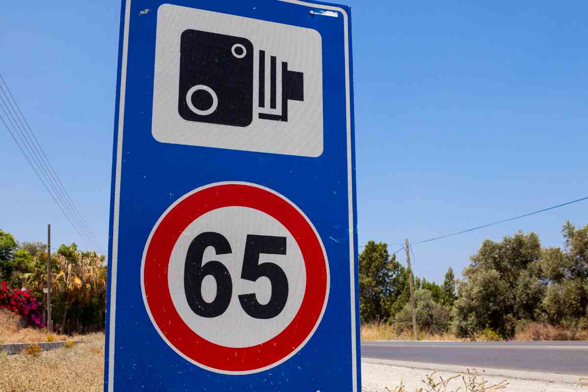 Un cartello che segnala la presenza di un autovelox