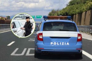 Un'auto della polizia in autostrada