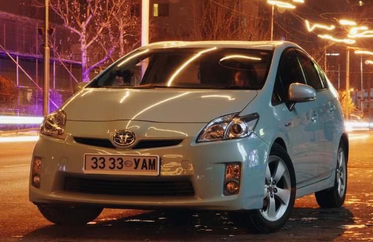 Una vettura Toyota di sera