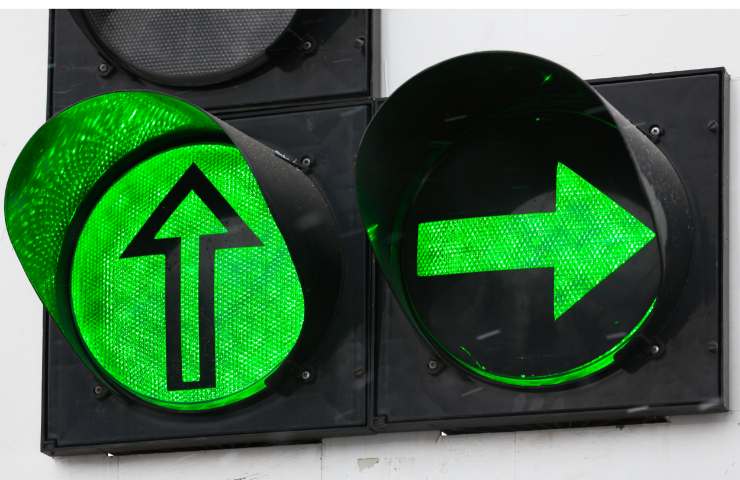 Un semaforo verde con frecce