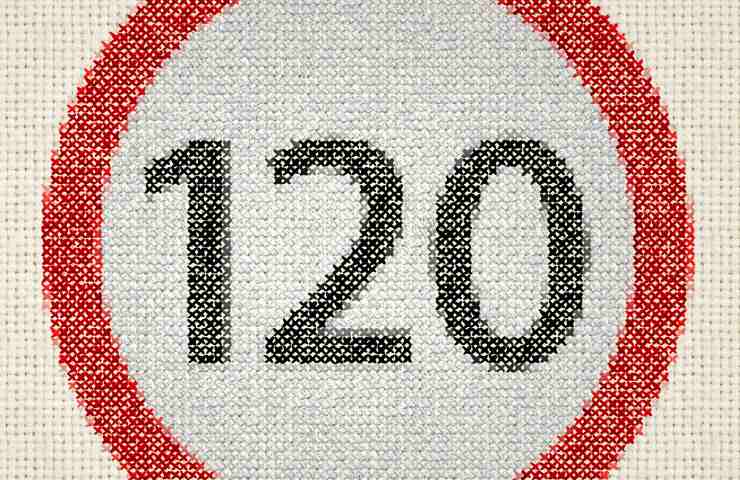 Un limite di velocità a 120 km/h