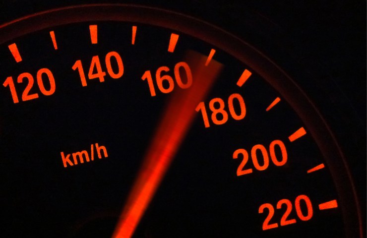 Il tachimetro di un'auto