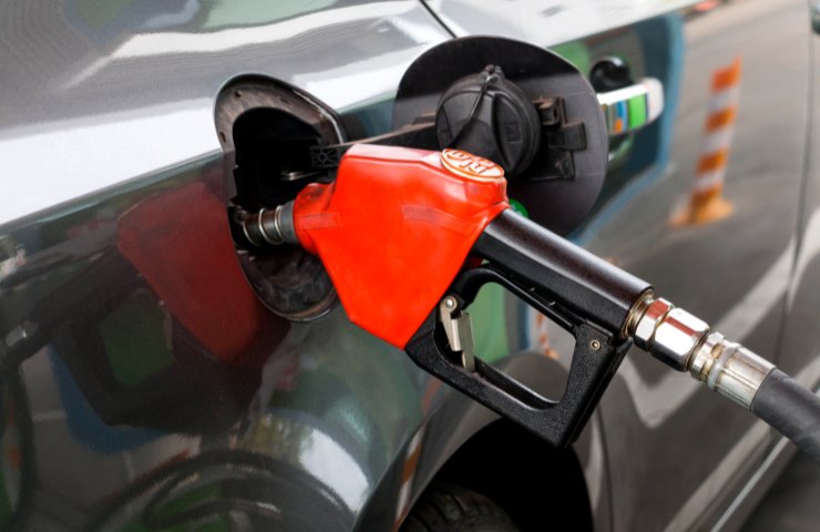 Un'auto durante un rifornimento di carburante