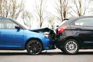 Due auto coinvolte in un incidente stradale