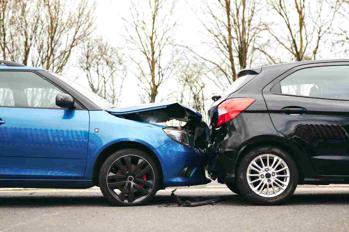 Due auto coinvolte in un incidente stradale
