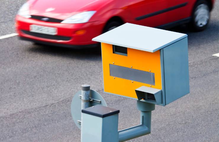 Un autovelox che registra il passaggio di un'auto