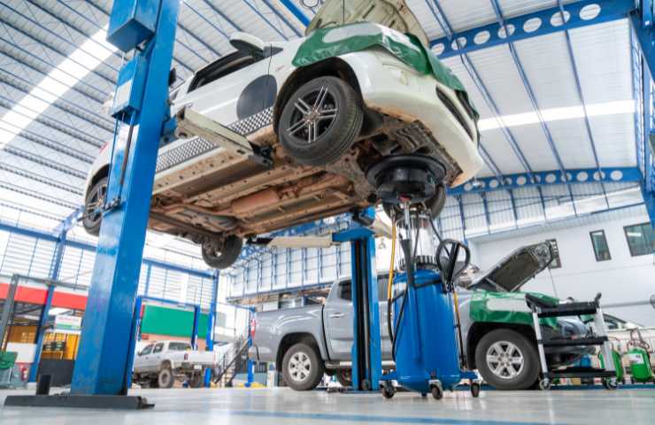 Un'automobile in riparazione in una officina