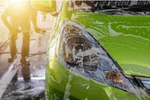 Un'auto all'autolavaggio