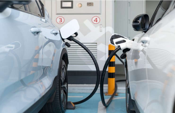 Due auto elettriche in fase di ricarica