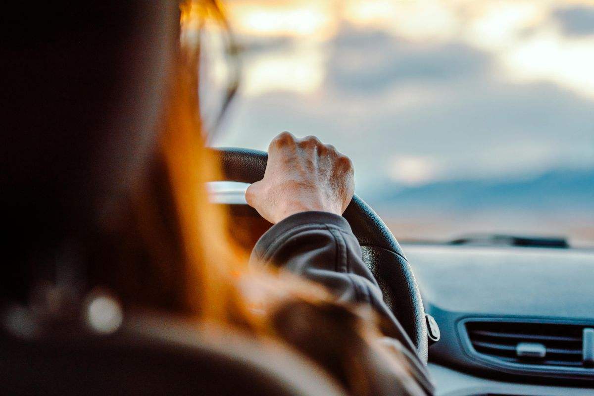Ragazza alla guida dell'auto