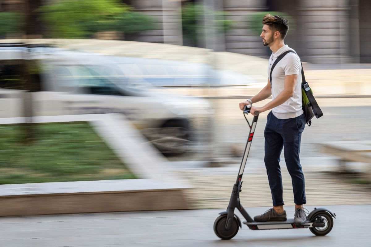 Ragazzo gira in città in monopattino